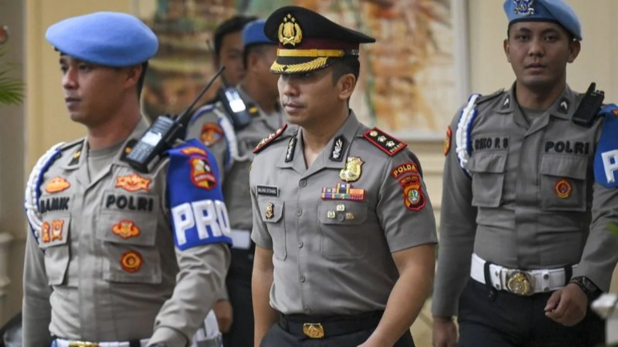 677b4b1f2aa70 petugas propam polri menggiring mantan kasubdit 3 ditresnarkoba polda metro jaya akbp malvino edward yusticia tengah usai menjalani sidang etik kamis 212025 1265 711