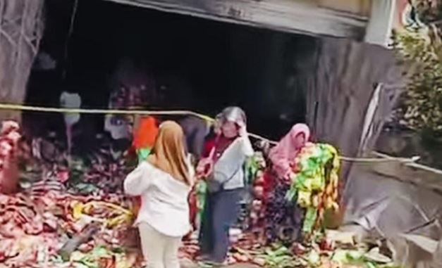 Warga Jarah Gudang Snack yang Terbakar: Ketika Musibah Berubah Jadi Kesempatan Mengambil Barang 1 jarah